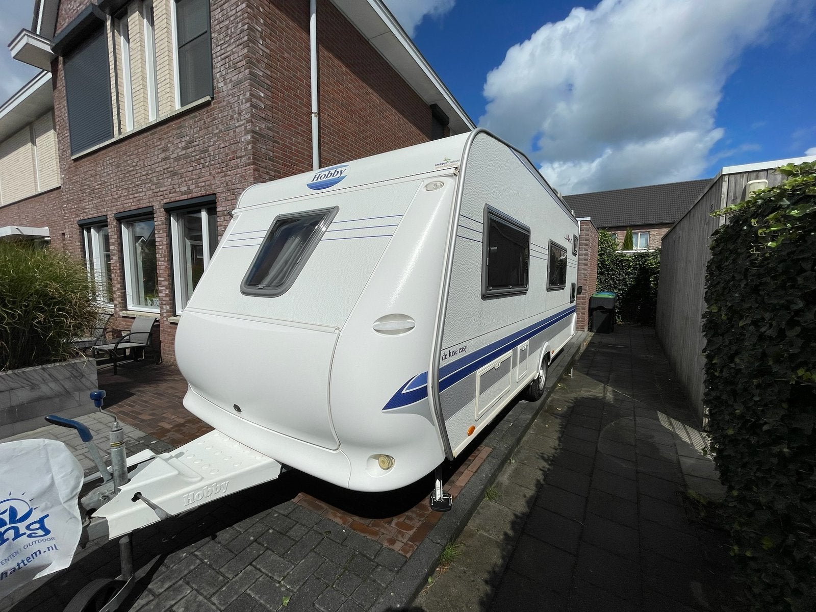 Hobby Easy de Luxe 500 KMFE (airco/mover/voortent/zakluifel), Caravans en Kamperen, Stabilisator, Hobby, 7 tot 8 meter, Treinzit