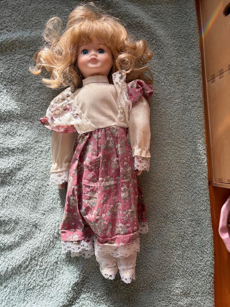 Oude pop met blonde krullen en blauwe ogen, Kinderen en Baby's, Ophalen, Gebruikt, Overige typen