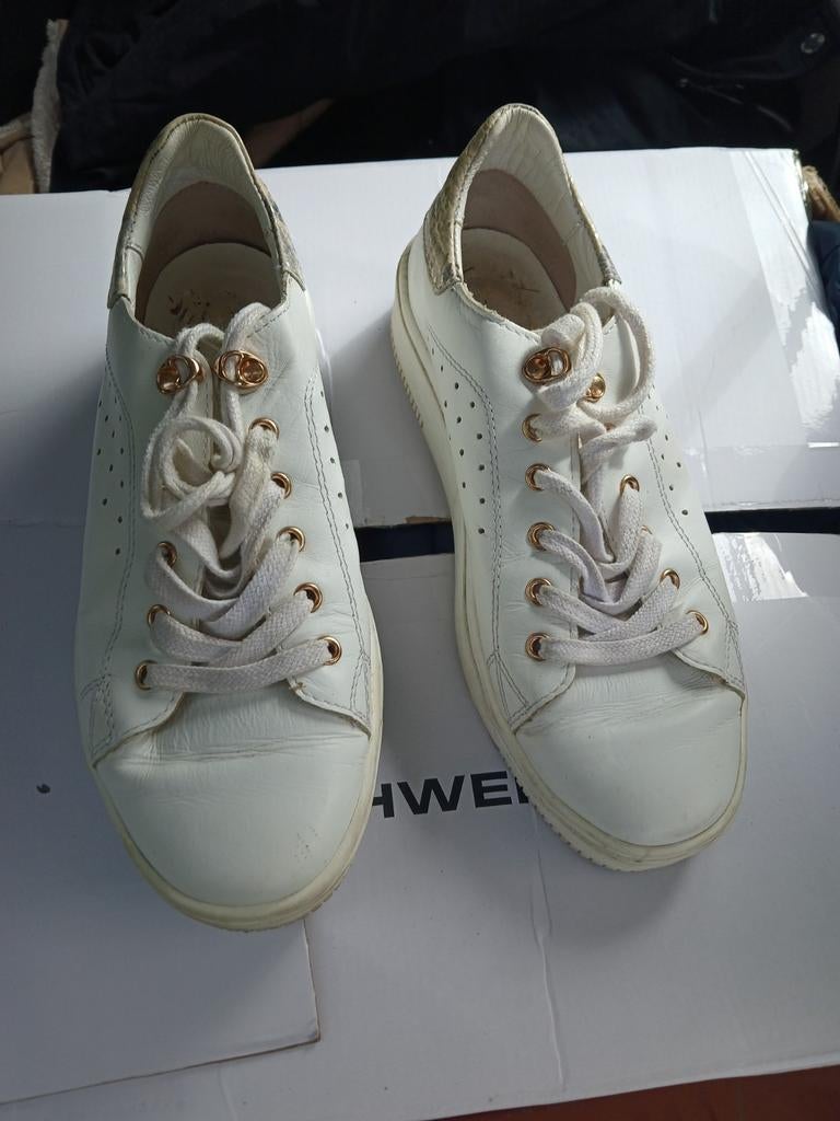 Witte sneakers met slangenprint detail, maat 39, Kleding | Dames, Schoenen, Ophalen of Verzenden, Gedragen, Wit, Sneakers of Gympen