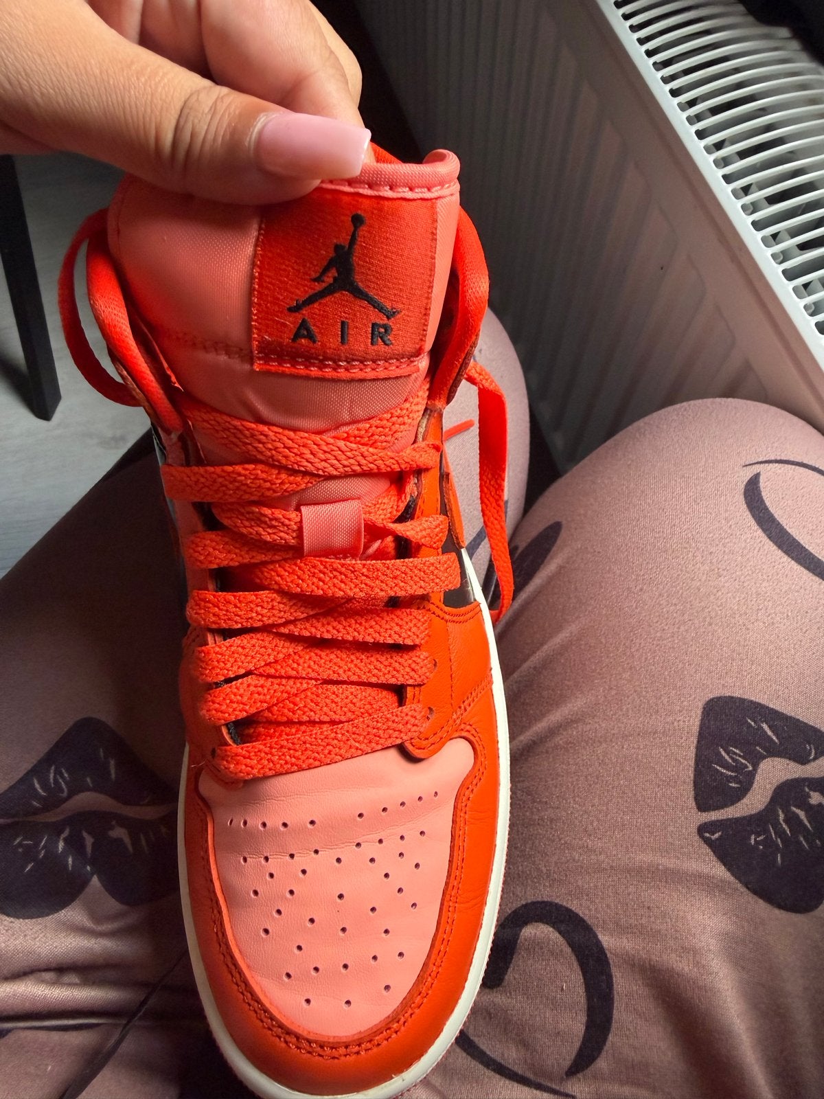 Nike Air Jordan 1 Mid - Maat 36,5 - Zo goed als nieuw, Kleding | Dames, Schoenen, Ophalen of Verzenden, Zo goed als nieuw, Oranje