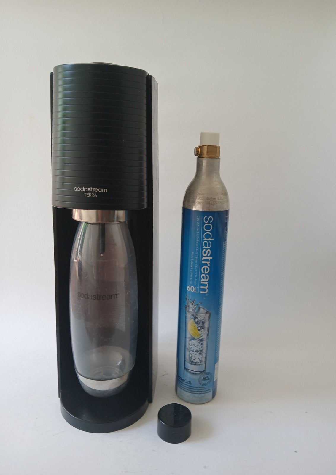 020/SODASTREAM TERRA BRUISWATER MACHINE INCL FLES &CILINDER, Witgoed en Apparatuur, Bruiswatermachines, Ophalen