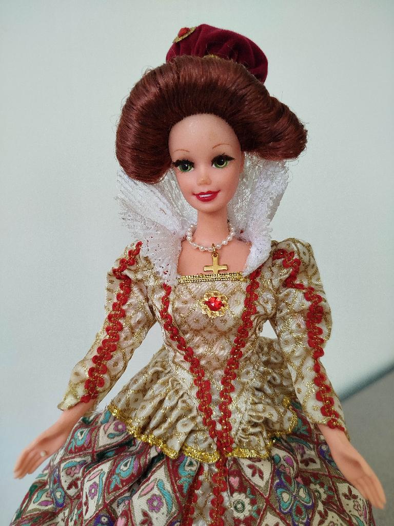Barbie Elizabethan Queen - inclusief doos en standaard, Ophalen of Verzenden, Zo goed als nieuw, Fashion Doll