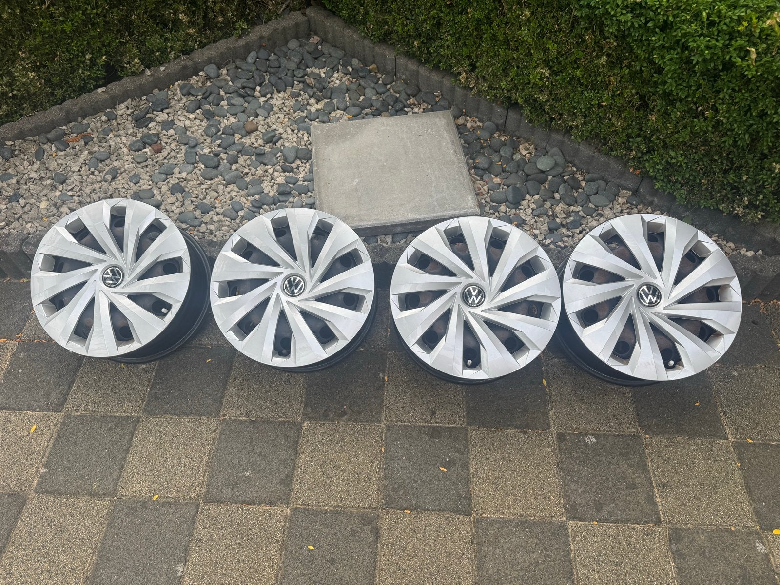 VW Polo wielen 15 inch met wieldoppen, Gebruikt, 15 inch, Banden en Velgen, 185 mm