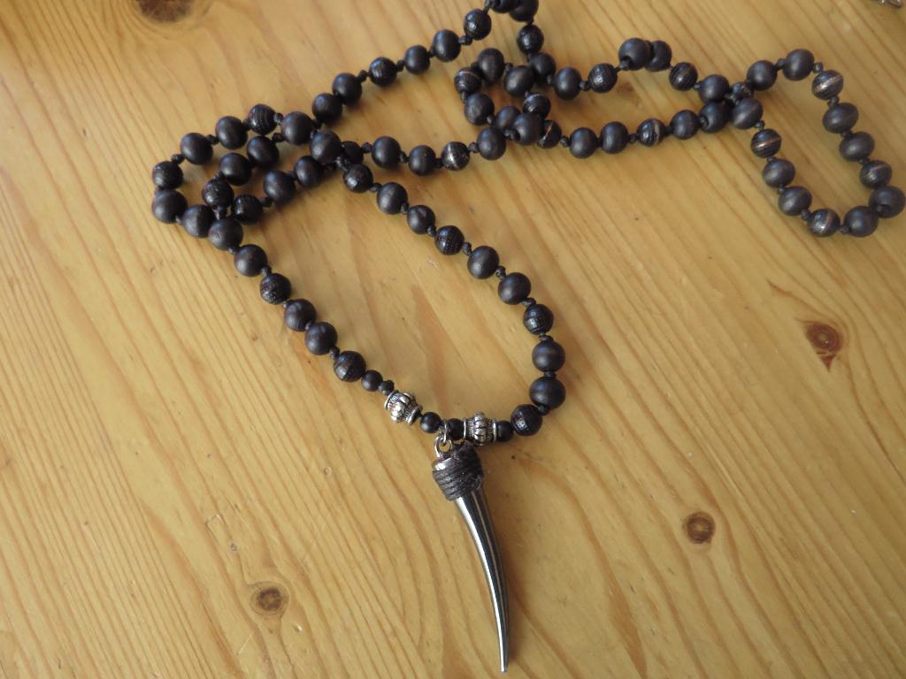 Ketting met zwarte kralen  een tandvormige hanger, Sieraden, Tassen en Uiterlijk, Kettingen, Gebruikt, Overige materialen, Zwart