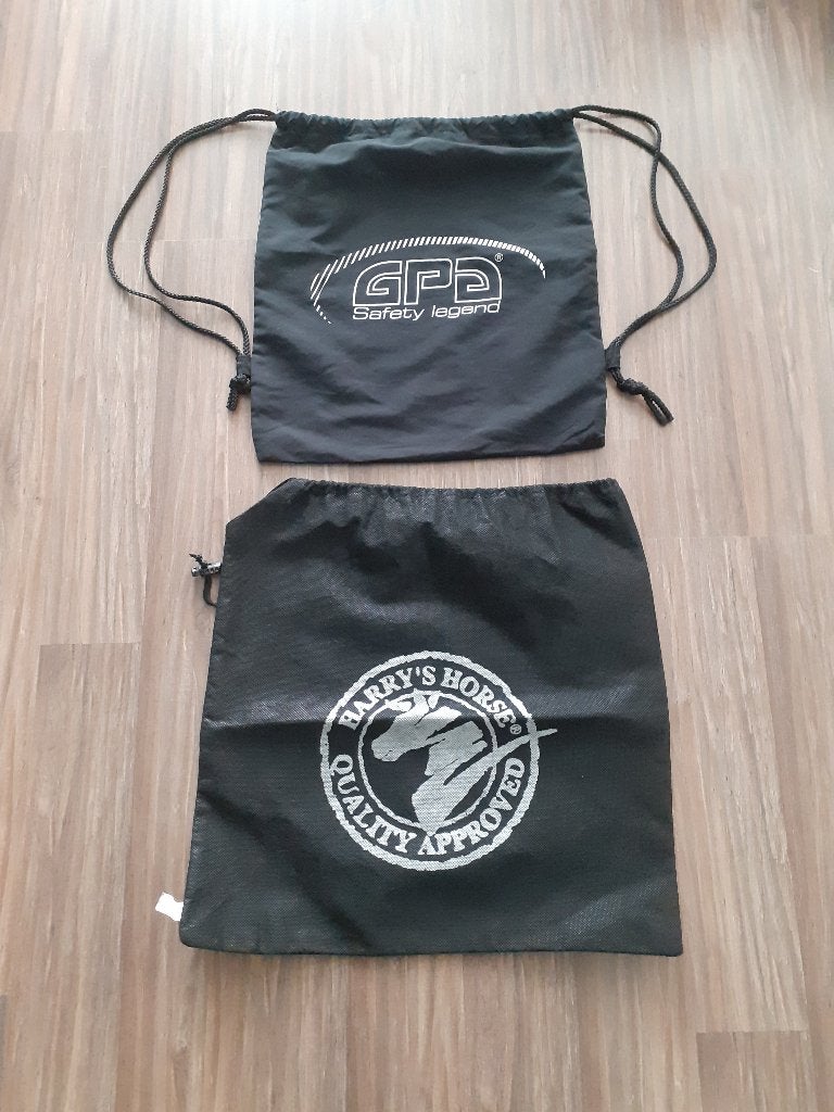 2 cap tasjes, Dieren en Toebehoren, Gebruikt, Ophalen of Verzenden, Rijhelm/cap, Zwart