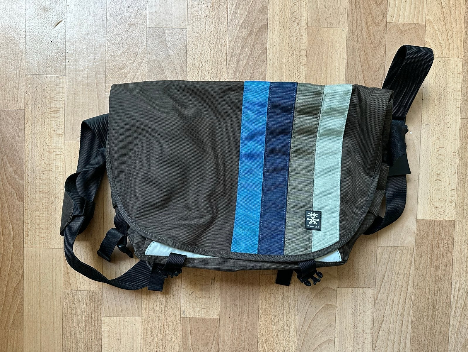 Crumpler Messenger Bag - Bruin met blauwe strepen, Gebruikt, 25 tot 40 cm, Waterdicht, 30 tot 45 cm