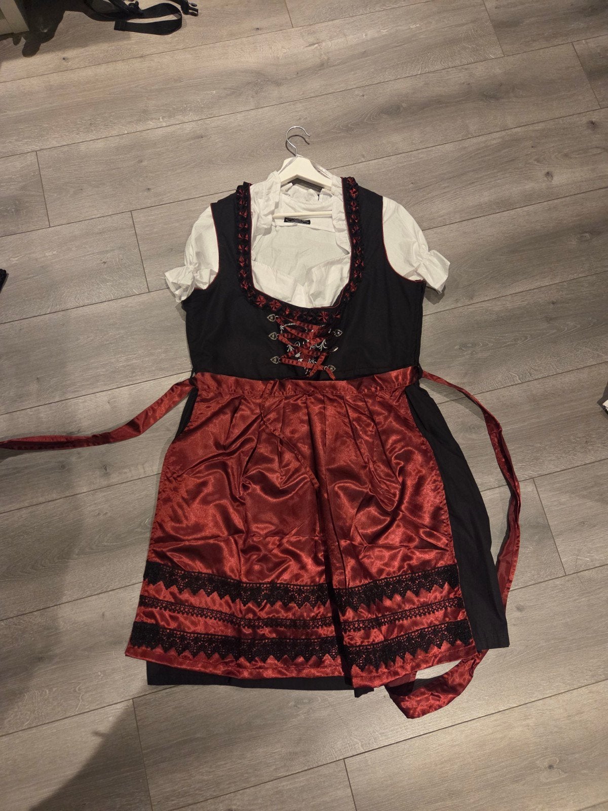 Dirndl jurk zwart met rood maat 48, Oktoberfest kleding, Kleding | Dames, Zwart, Maat 46/48 (XL) of groter, Ophalen of Verzenden