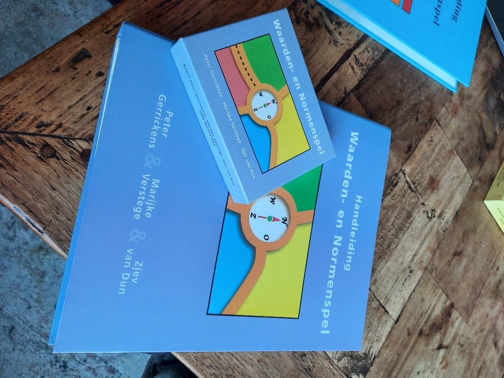 Waarden- en Normenspel - Handleiding en Spel, Boeken, Ophalen of Verzenden, Zo goed als nieuw, Peter Gerrickens, Marijke Verstege & Zjev van Dun