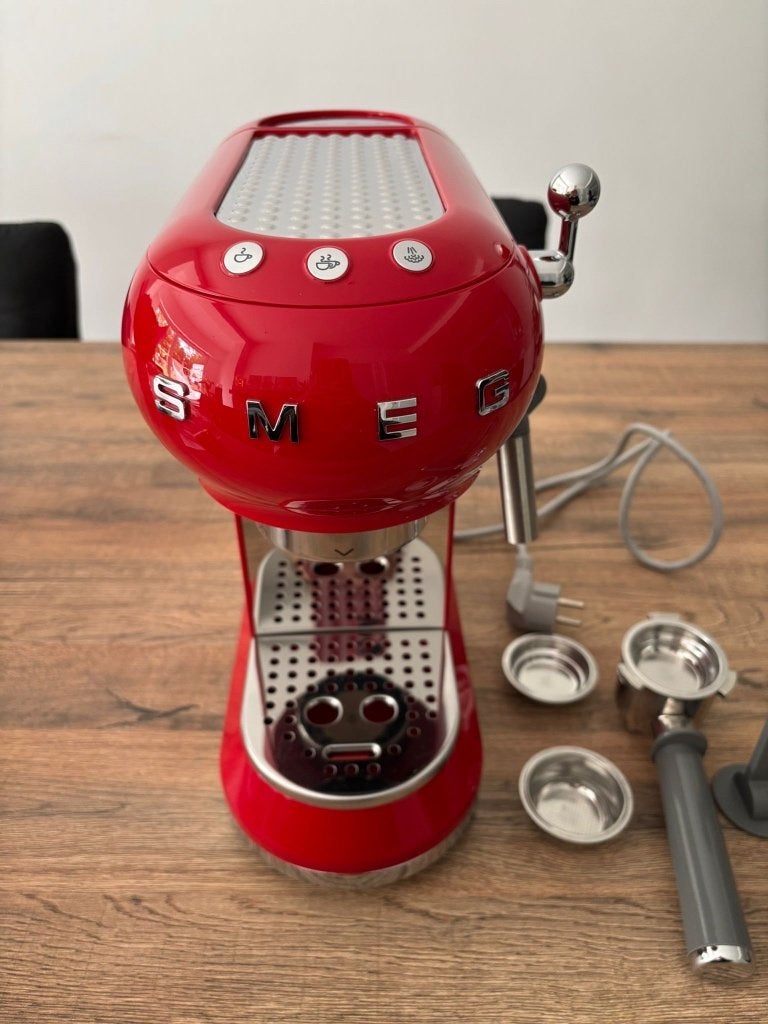 SMEG Espresso koffiemachine - rood, Witgoed en Apparatuur, Koffiezetapparaten, Ophalen, Espresso apparaat, Gemalen koffie, Afneembaar waterreservoir