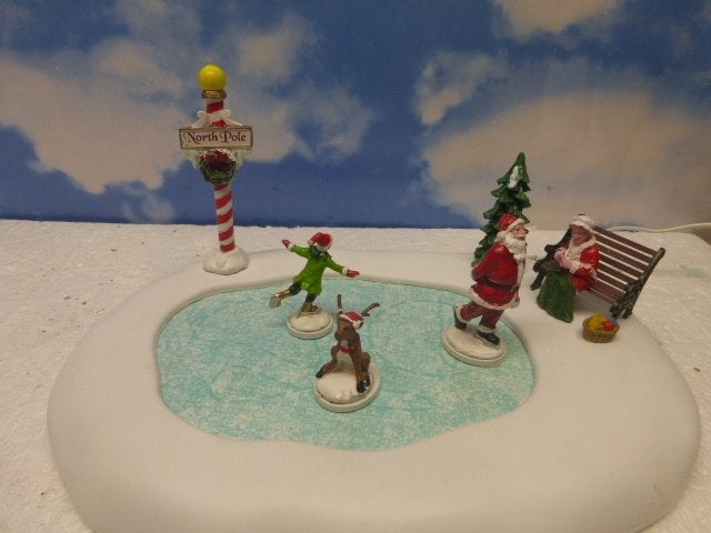 lemax north pole ice follies kerstdorp schaatsbaan ijsbaan, Ophalen of Verzenden, Zo goed als nieuw