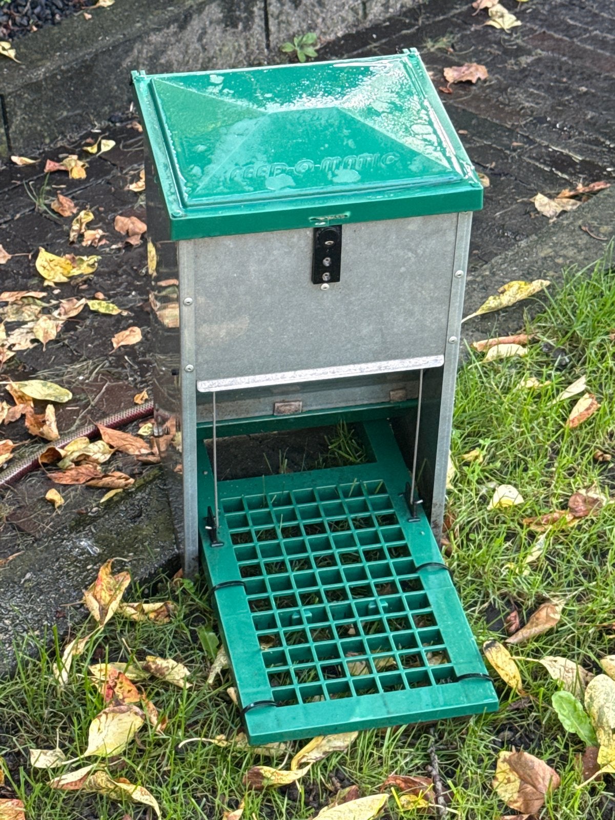 Kippen voerbak trapbak, Ophalen, Drinken en Voederen