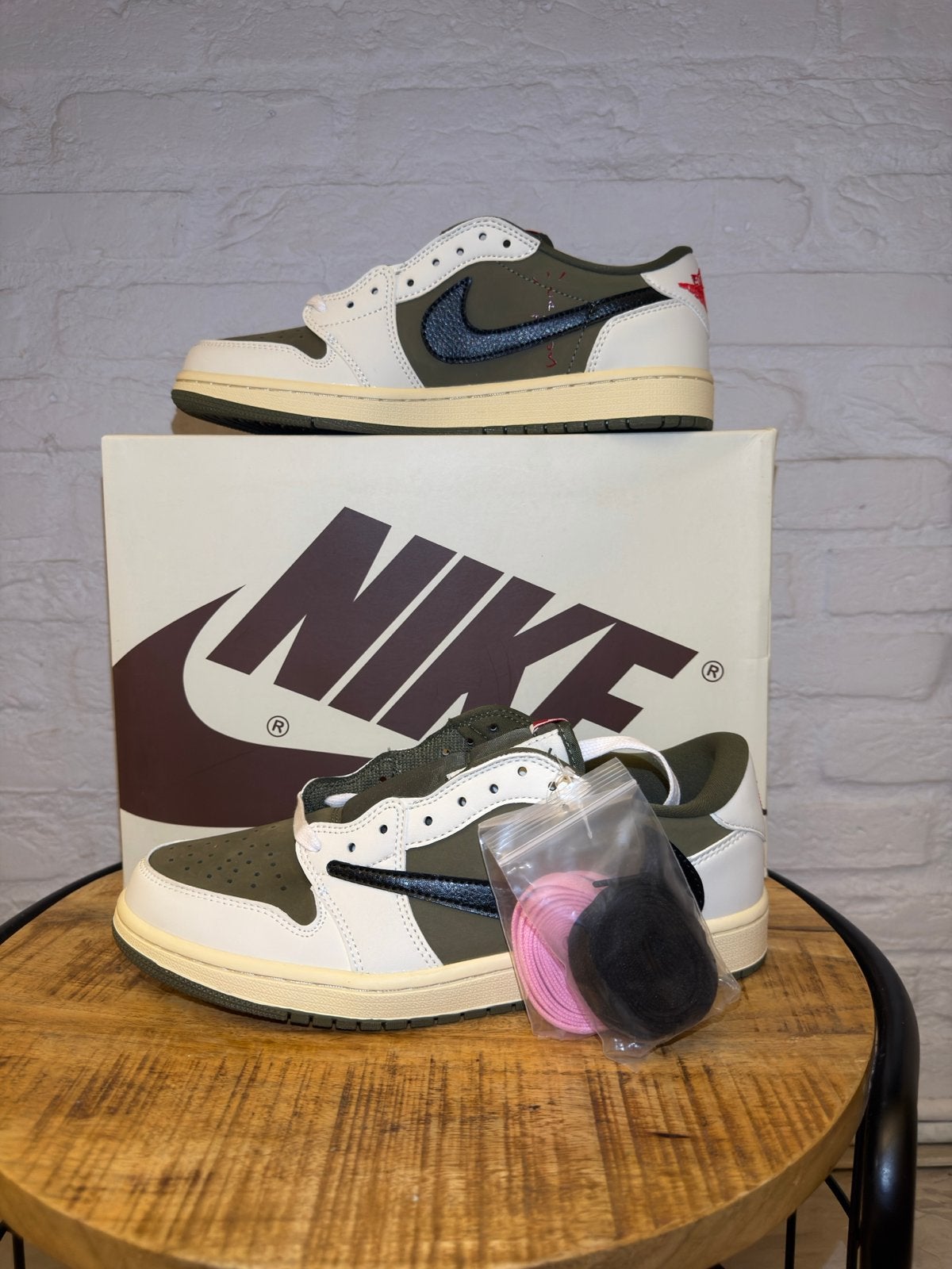 Nike Air Jordan 1 Low OG SP Travis Scott Olive, Ophalen of Verzenden, Nieuw, Overige kleuren, Sneakers of Gympen