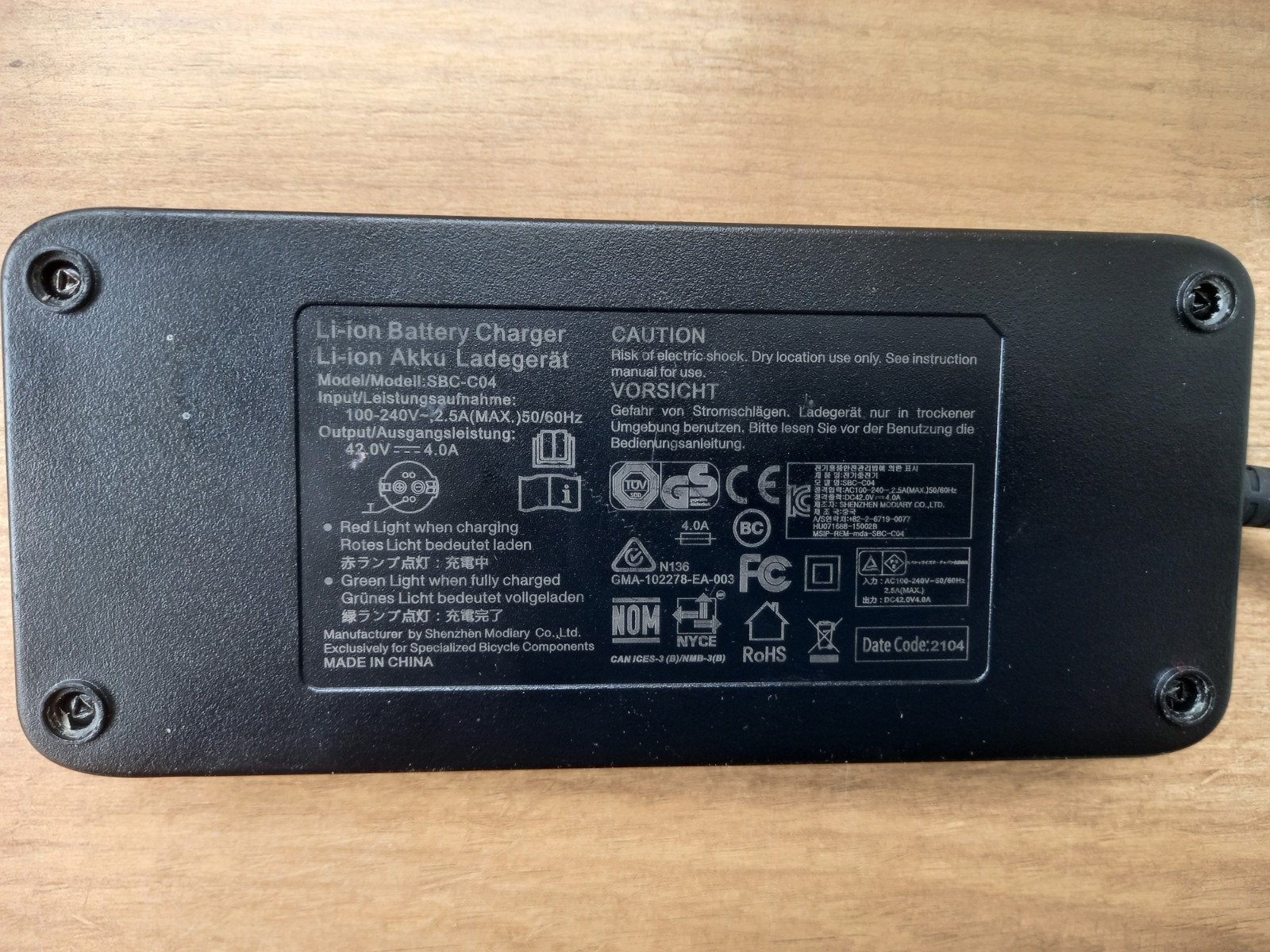 Specialized acculader SBC-CO4 ( defect), Ophalen of Verzenden, Gebruikt