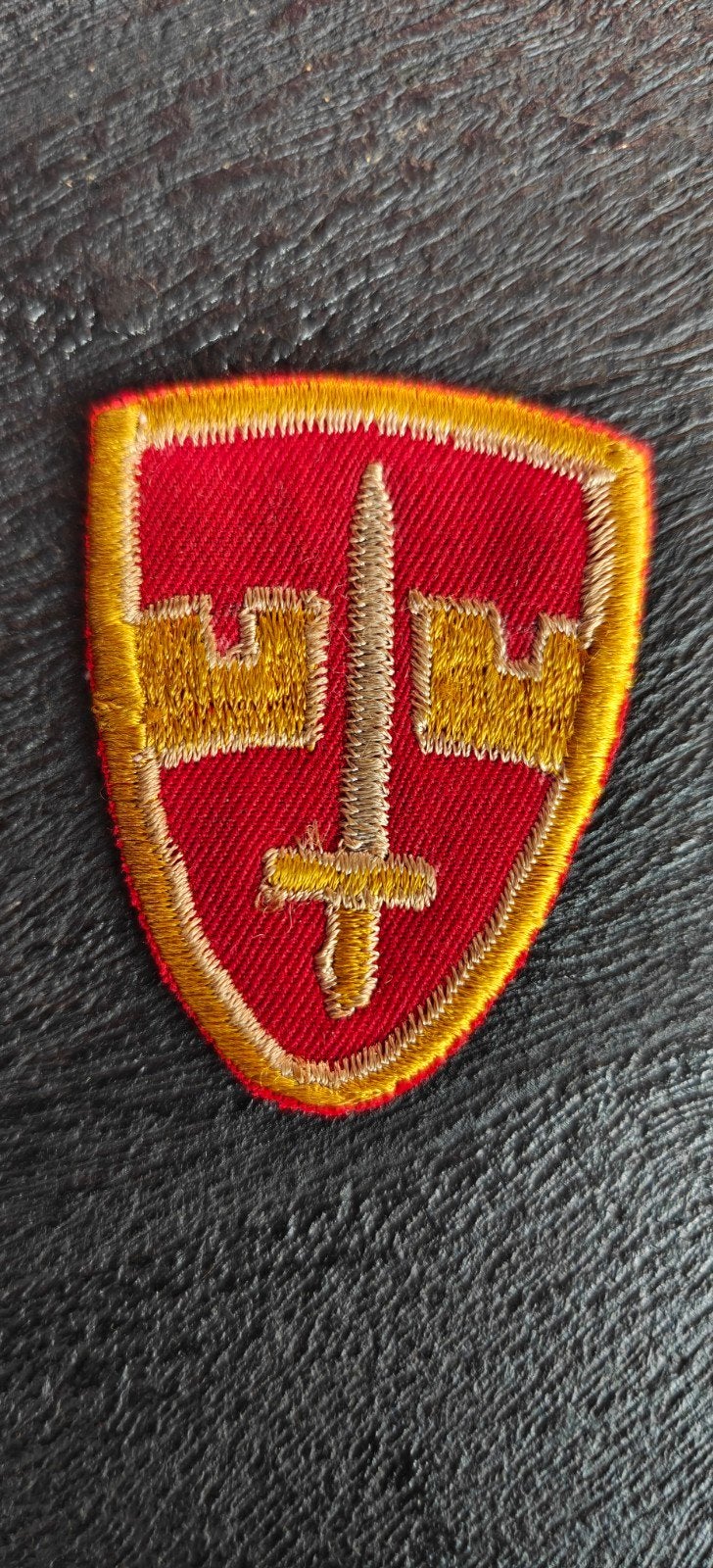 baretembleem US Army VIETNAM War (MAC)  MILITARY ASSISTANCE, Ophalen of Verzenden, Landmacht, Amerika, Embleem of Badge