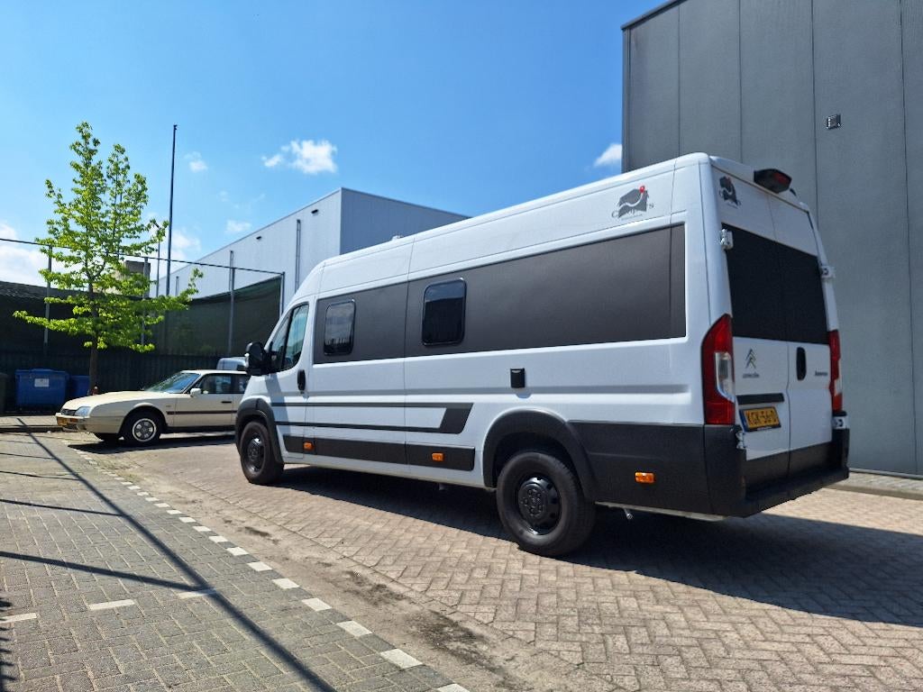 AmorA buscamper 636cm met fietsgarage en lengtebed 180x200cm, Caravans en Kamperen, Campers, Overige merken, Buscamper of Camperbus