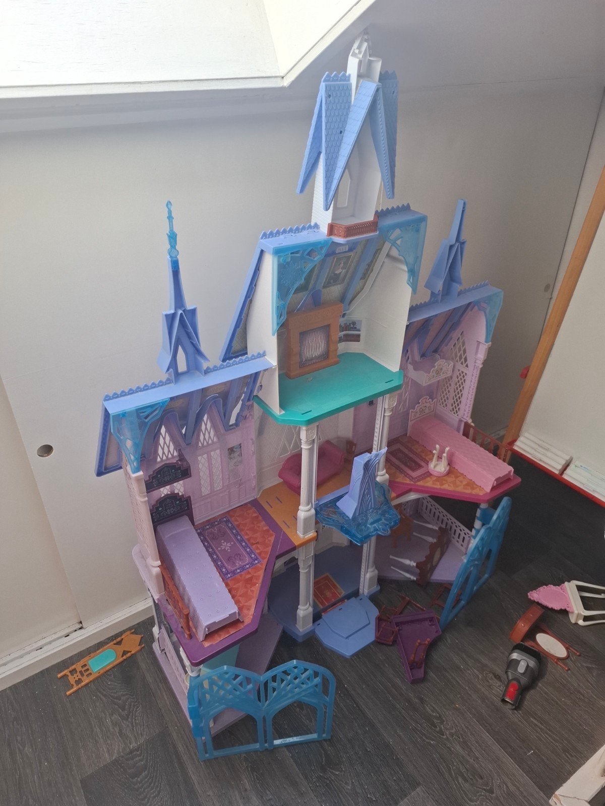 Groot Frozen Kasteel - Gebruikt, Kinderen en Baby's, Speelgoed | Poppenhuizen, Ophalen of Verzenden, Gebruikt, Poppenhuis