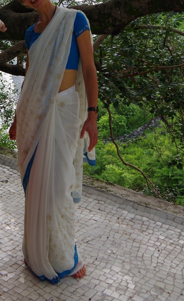 Witte Saree met Blauwe Rand en Gouden Borduurwerk, Wit, Ophalen of Verzenden, Zo goed als nieuw, Handgemaakt