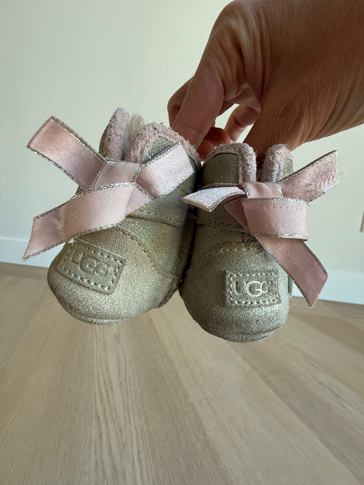 Uggs babyslofjes maat 16, Ophalen of Verzenden, Zo goed als nieuw, Meisje, Slofjes