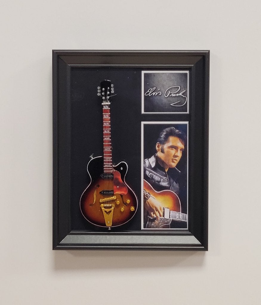 Elvis Presley miniatuur gitaar op lijst wanddeco mini deco
