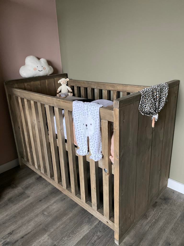 Ledikant met matras en commode, Kinderen en Baby's, Kinderkamer | Complete kinderkamers, Zo goed als nieuw, Jongetje of Meisje