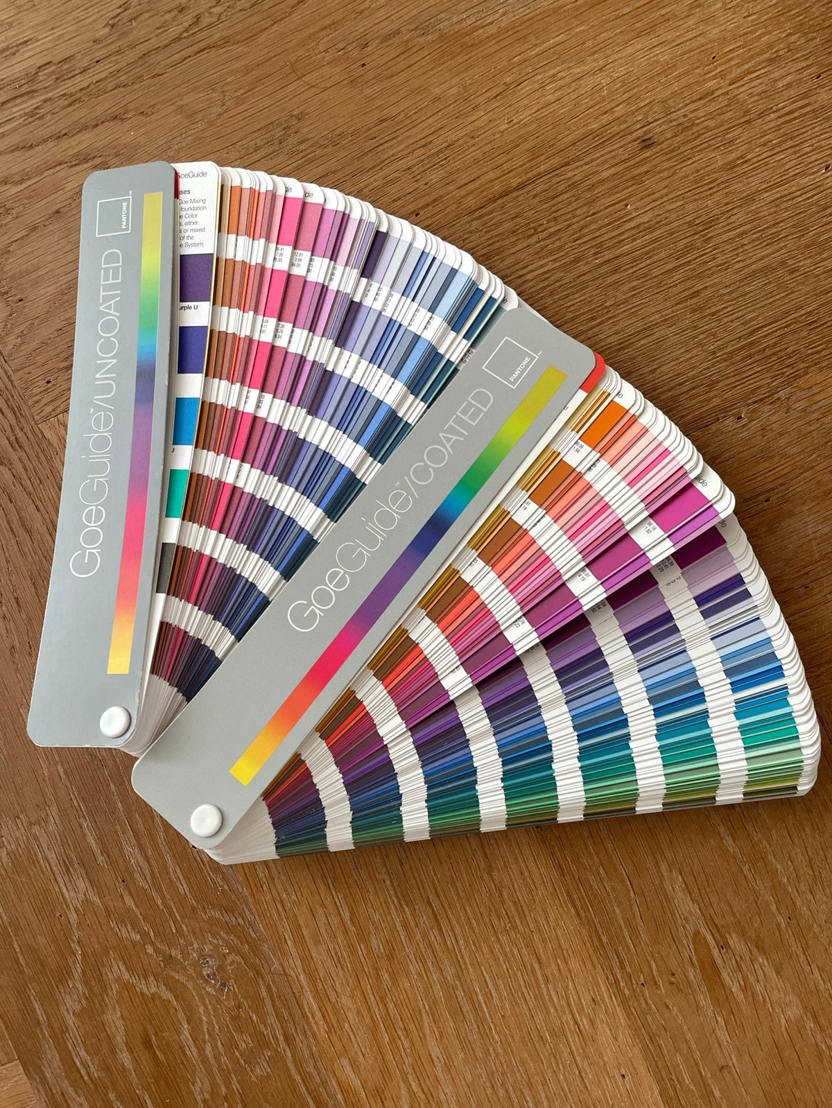 Pantone GoeGuide set (2007) – Grafisch verzamelobject, Ophalen of Verzenden, Zo goed als nieuw