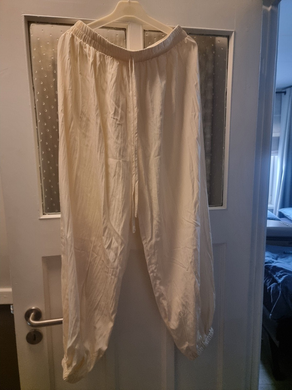 Roomwitte set. Broek/ top met elastische tailleband, maat L, Kleding | Dames, Beige, Maat 42/44 (L), Nieuw, Ophalen of Verzenden