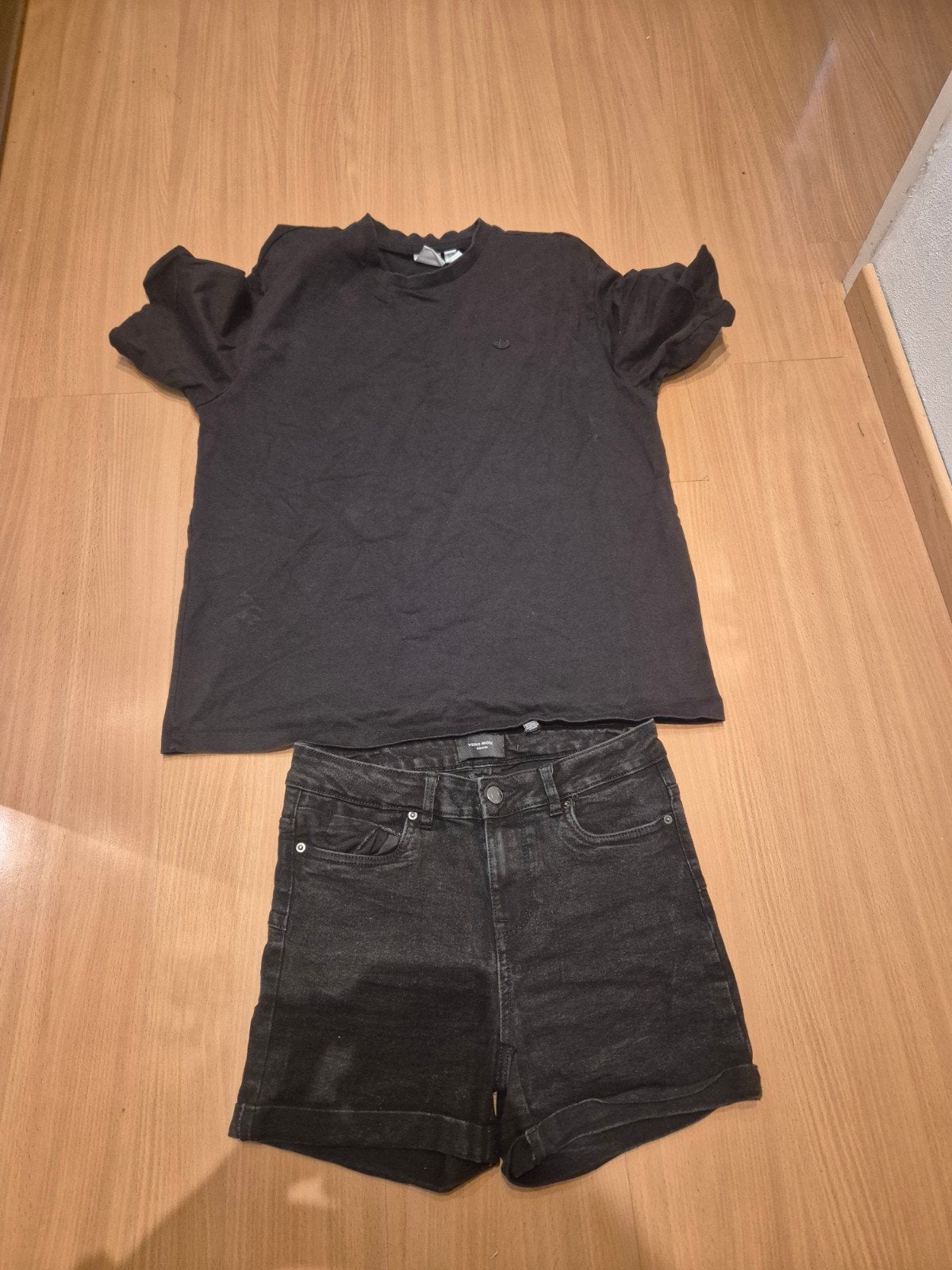 Adidas T-shirt en zwarte denim shorts set, Adidas, Zwart, Ophalen of Verzenden, Korte mouw