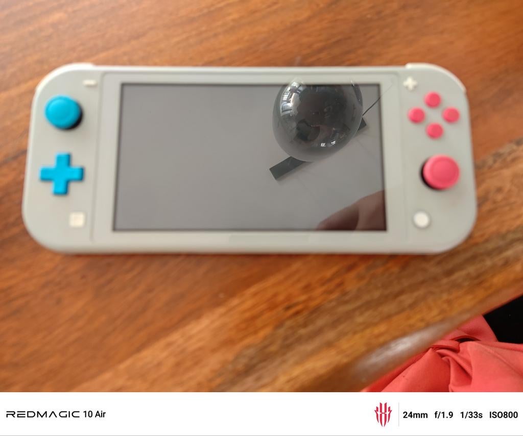 Nintendo Switch Lite Pokémon Zacian & Zamazenta Editie, Spelcomputers en Games, Spelcomputers | Nintendo Switch, Zo goed als nieuw