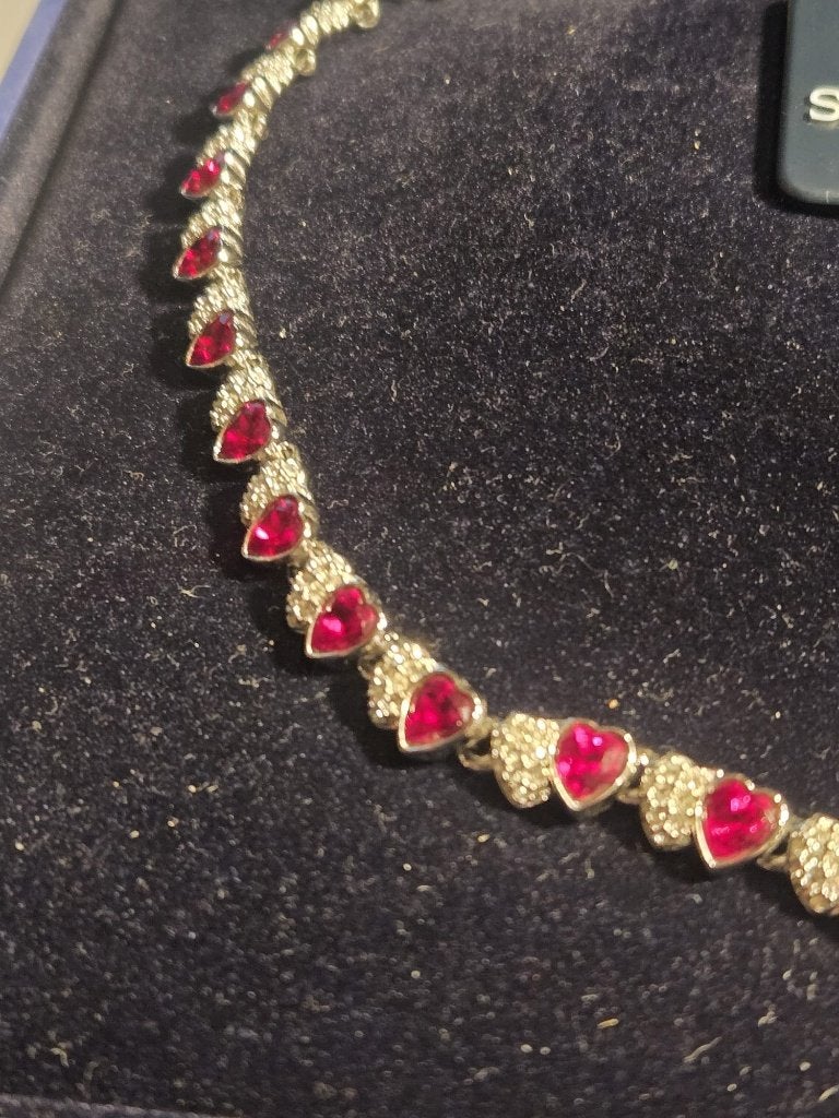 Foto 2 van Swarovski collier rode harten kristallen + doos certificaat