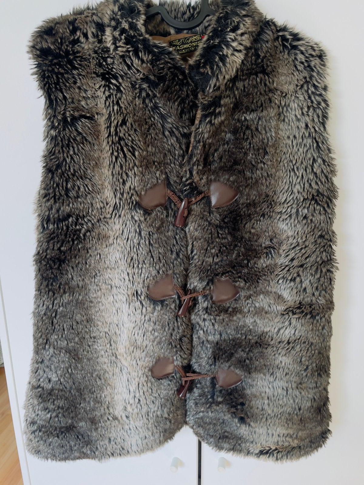 Stijlvol faux fur vest met toggle sluitingen, Ophalen, Zo goed als nieuw, Maat 38/40 (M), Bruin