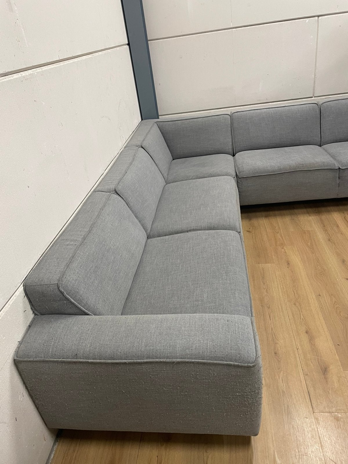 Foto 2 van Mooie luxe grijze INHOUSE hoekbank - GEREINIGD!!!