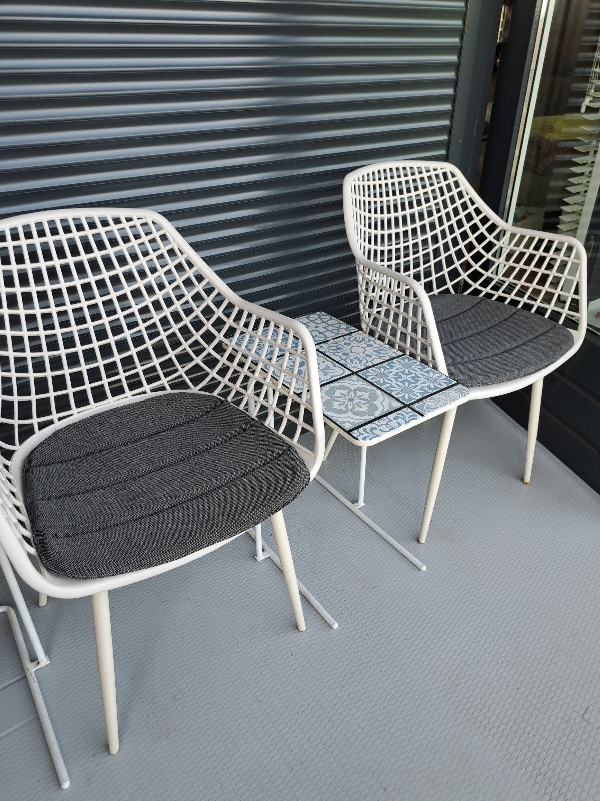 2 witte tuinstoelen met tafeltje, Kunststof, Gebruikt, Bijzettafel, Tuinset
