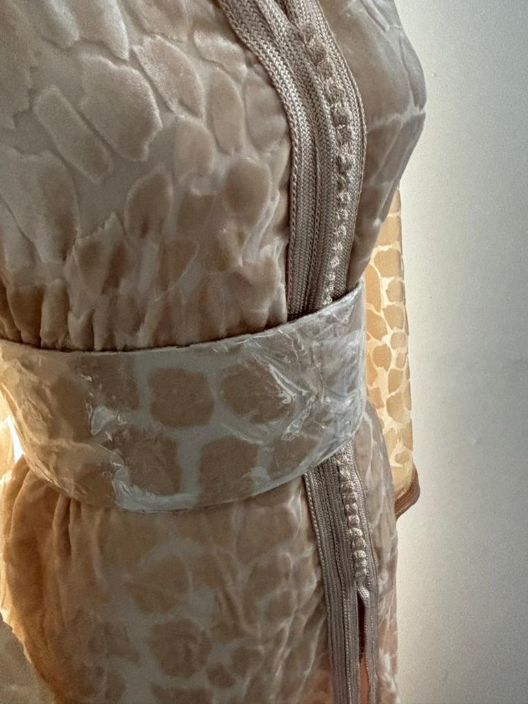 Beige Takshita - 2-delig met riem - nieuw Laatste stuk €90, Ophalen of Verzenden, Nieuw, Maat 46/48 (XL) of groter, Beige