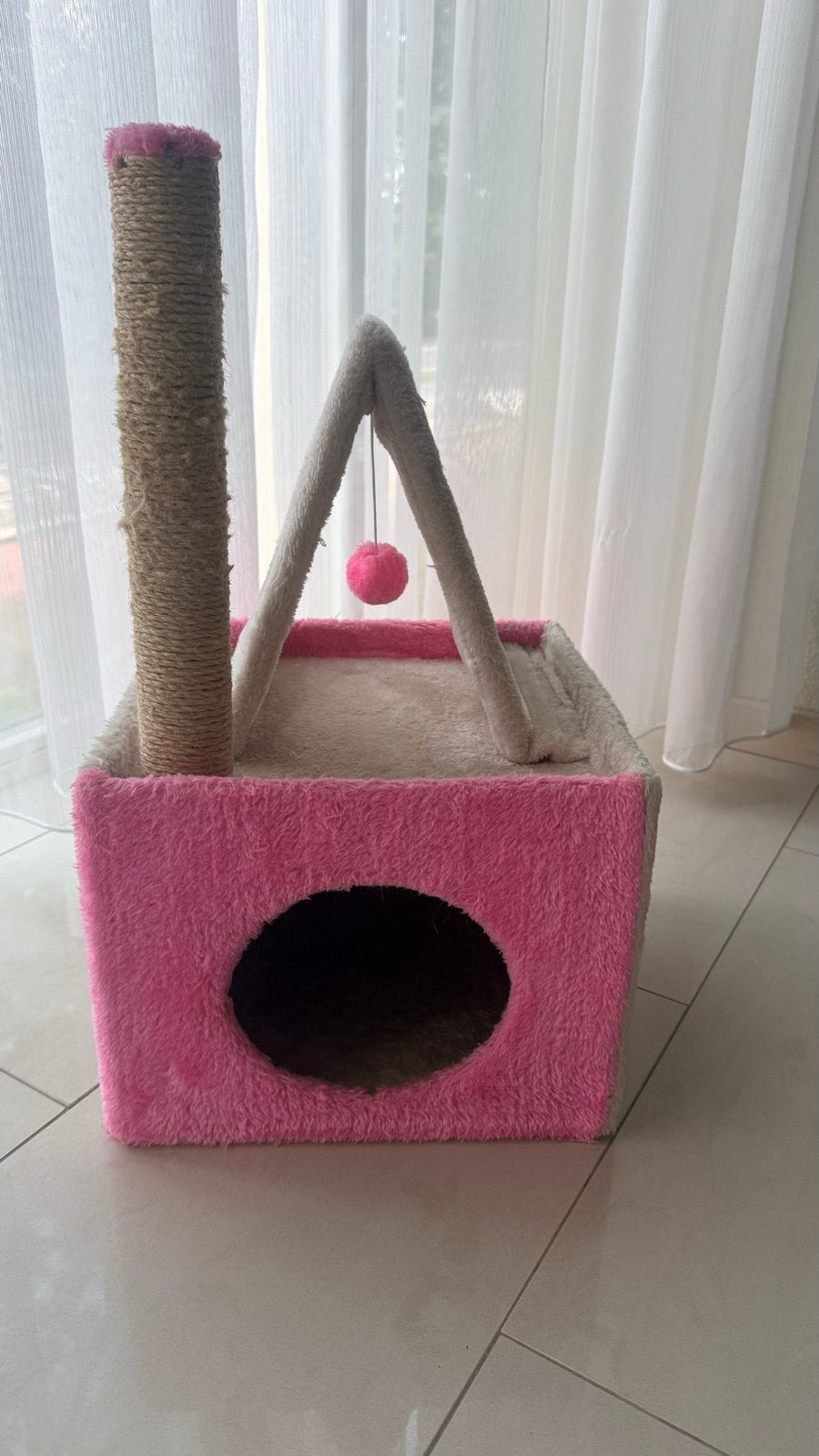 Roze kattenhuisje met krabpaal en speeltje, Ophalen, Zo goed als nieuw