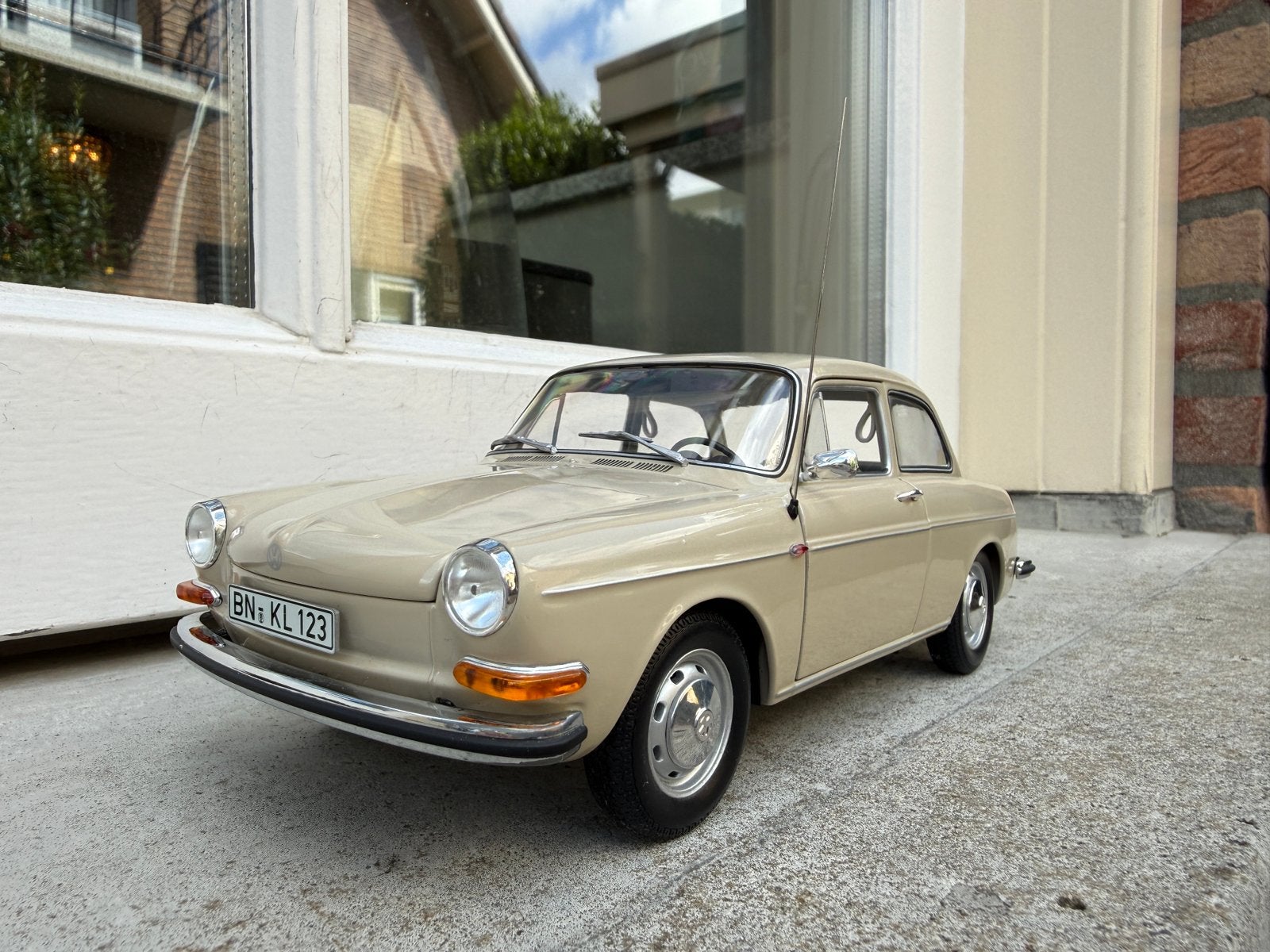 1:18 Volkswagen 1600 L Creme 1970 Minichamps, Minichamps, Auto, Ophalen of Verzenden, Zo goed als nieuw