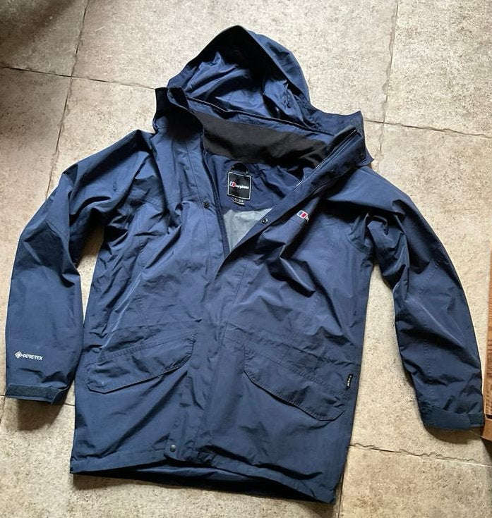 Berghaus goretex jas  blauw XL, Ophalen of Verzenden, Zo goed als nieuw, Maat 56/58 (XL), Blauw