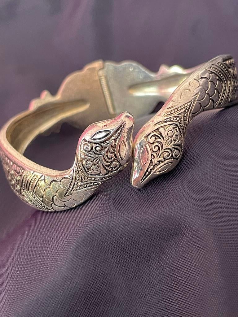 Vintage Zilverkleurige Slangen Armband met Gedetailleerde Gr, Sieraden, Tassen en Uiterlijk, Ringen, Ophalen of Verzenden, Zo goed als nieuw