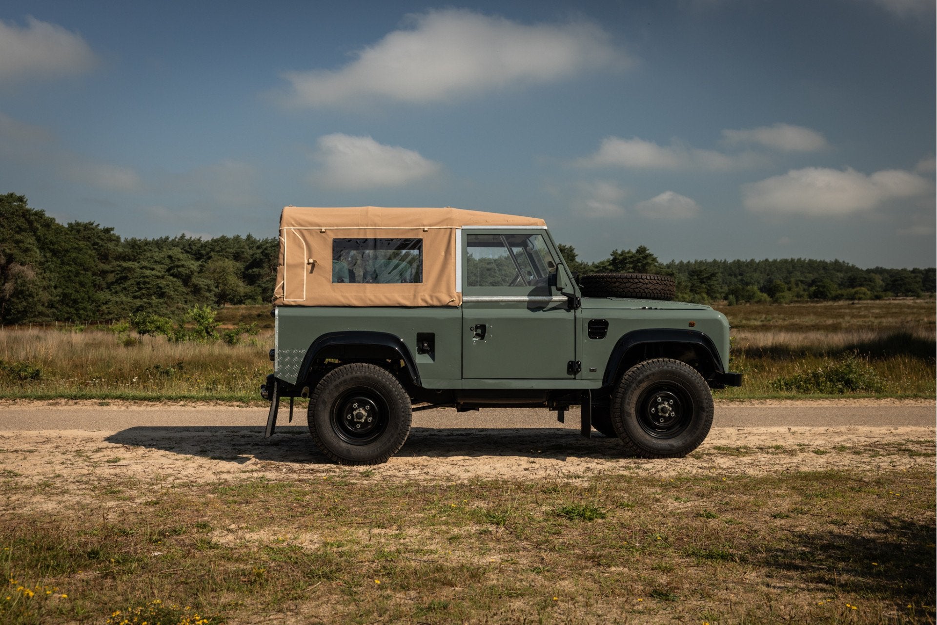 Land Rover Defender 90 benzine 2.5 gerestaureerd Wegenbelast, Gebruikt, 4 cilinders, 2495 cc, 1622 kg