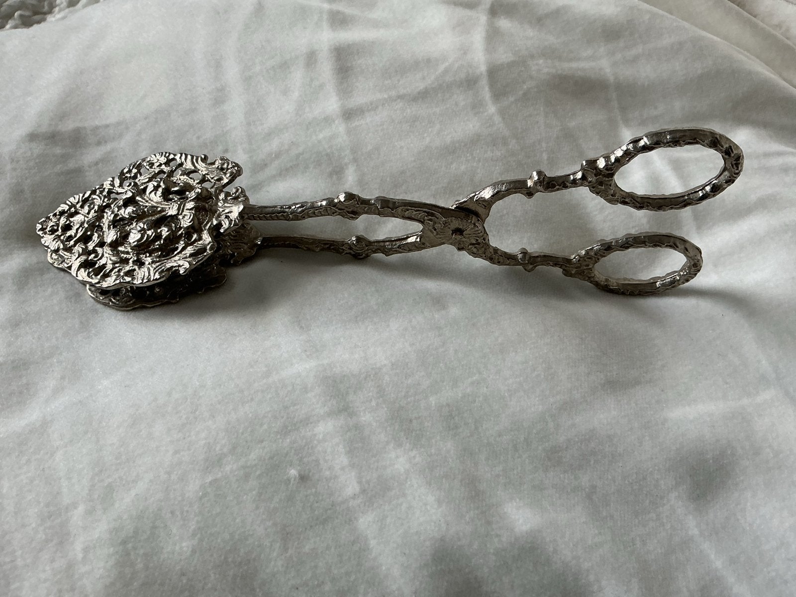 Antieke zilverkleurige suikertang met fleur-de-lis, Ophalen of Verzenden
