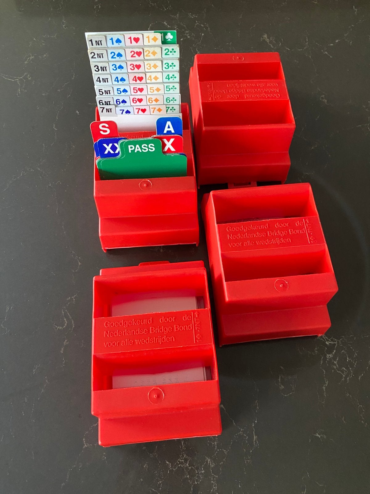 Bridge biedingsboxen  4 stuks, kleur Rood, Drie of vier spelers, Ophalen of Verzenden, Gebruikt
