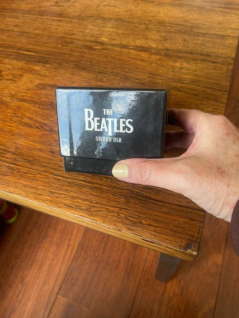 The Beatles USB Apple, Antiek en Kunst, Ophalen of Verzenden