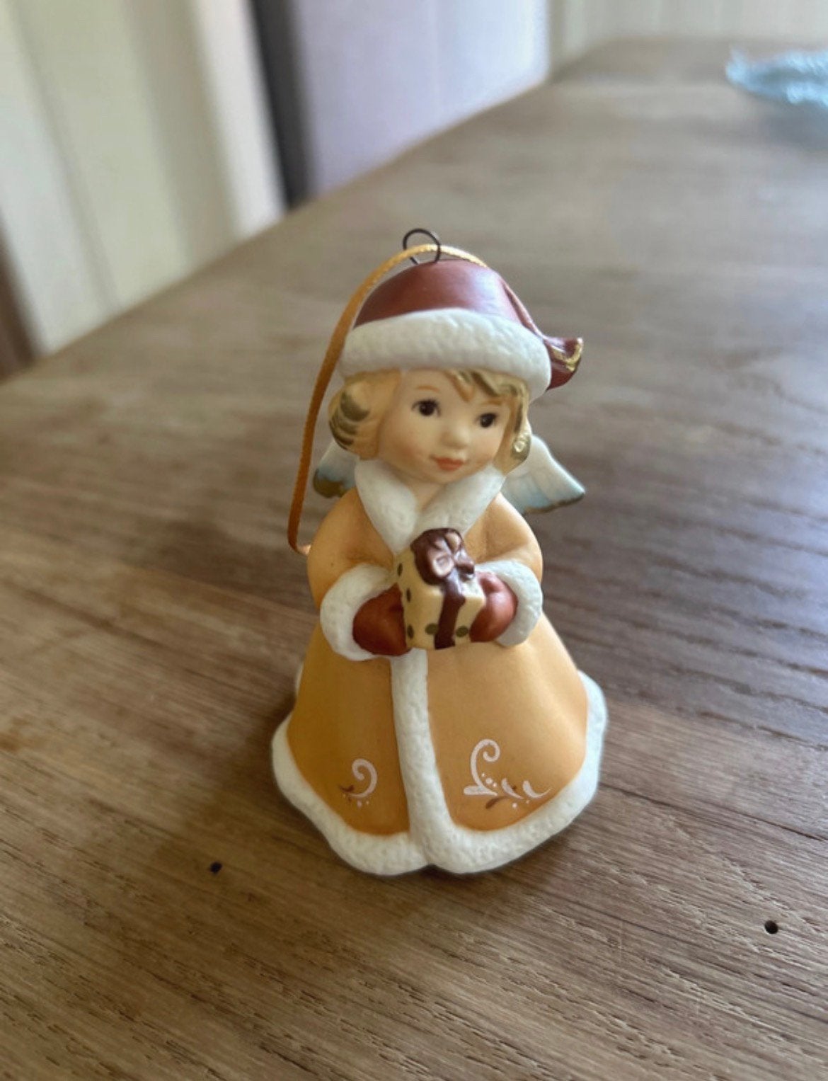 Goebel okergele kerstboom hanger belletje.  8,5 cm hoog, Ophalen of Verzenden, Zo goed als nieuw, Hummel