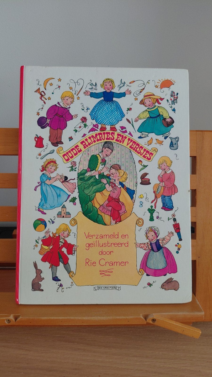 Oude Rijmpjes en Versjes - Rie Cramer (Mulder & Zoon), Gelezen, Jongen of Meisje, Ophalen of Verzenden, Voorleesboek