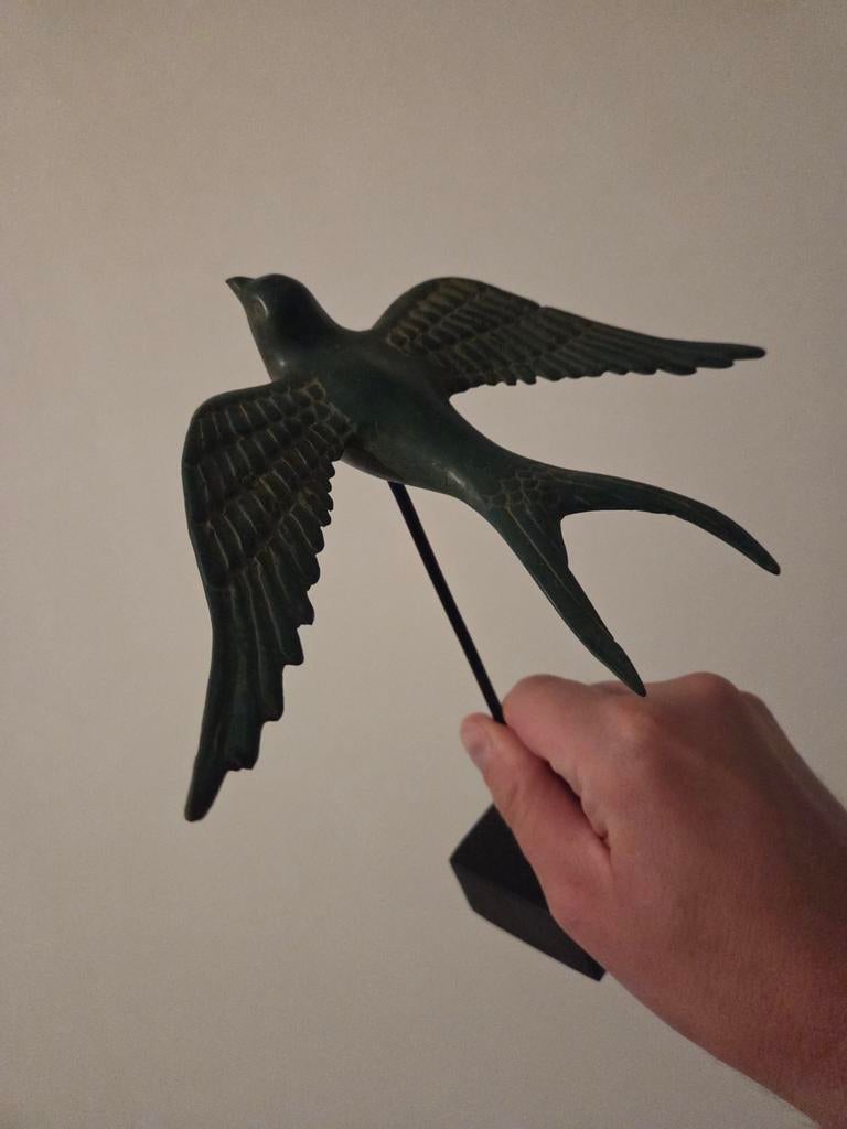 Elegante bronzen sculptuur van een vliegende vogel, Gepatineerd, Ophalen of Verzenden, Brons, 20 - 50 cm