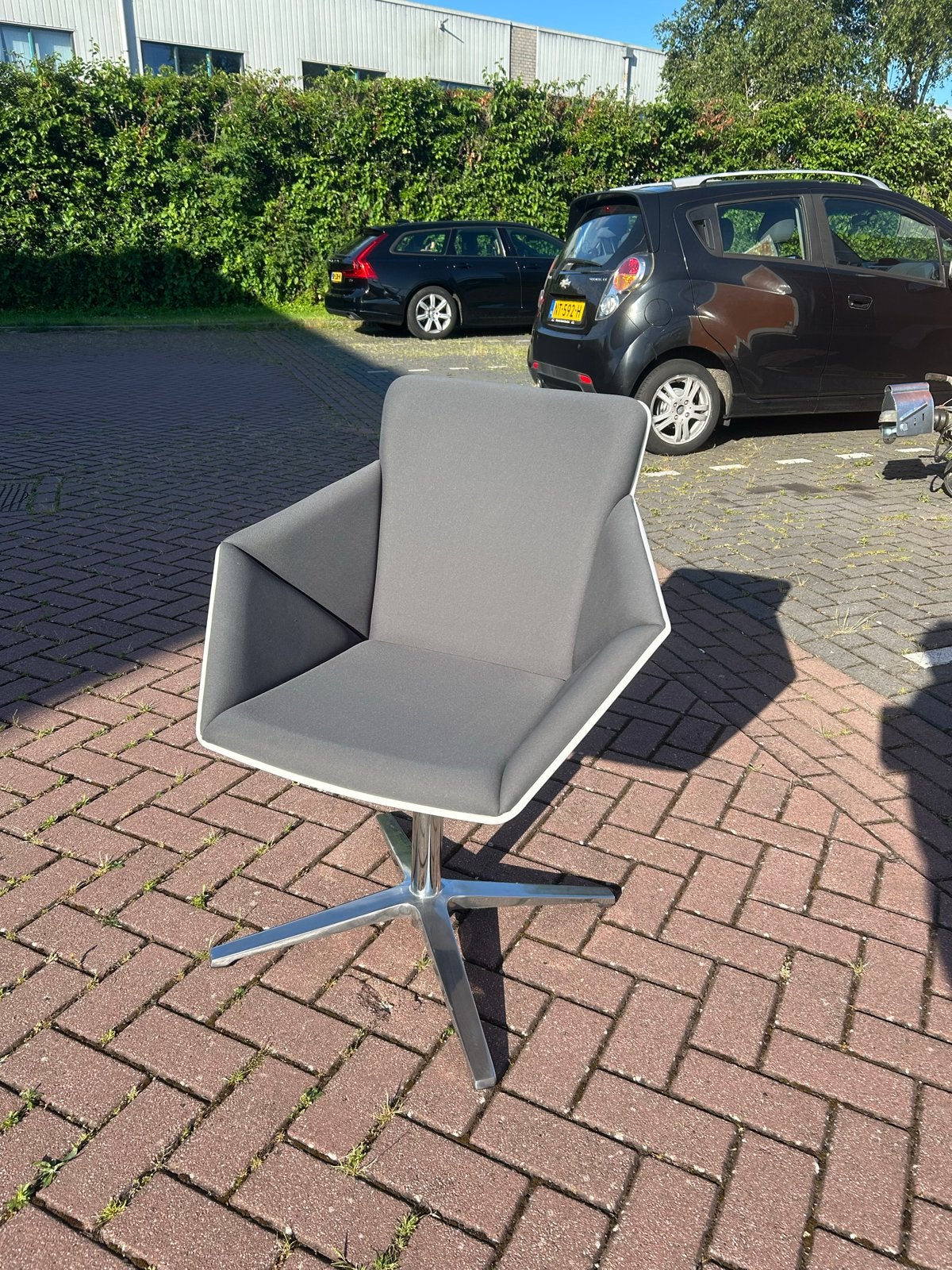 Moderne design stoel - Grijs met witte kuip, Huis en Inrichting, Ophalen, Kunststof, Zo goed als nieuw, Eén