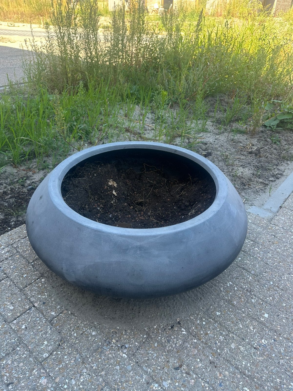Grote zware bloempot buiten en binnen. Ongeveer 1,20m breedt, Tuin en Terras, Bloempotten, Steen, 40 cm of meer, Rond, Binnen