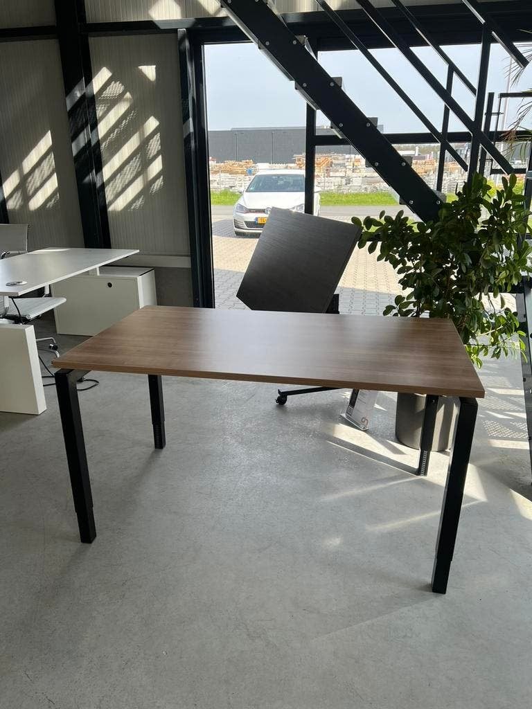 Hoogte instelbaar bureau, Huis en Inrichting, Overige stijlen, Gebruikt, Metaal, In hoogte verstelbaar