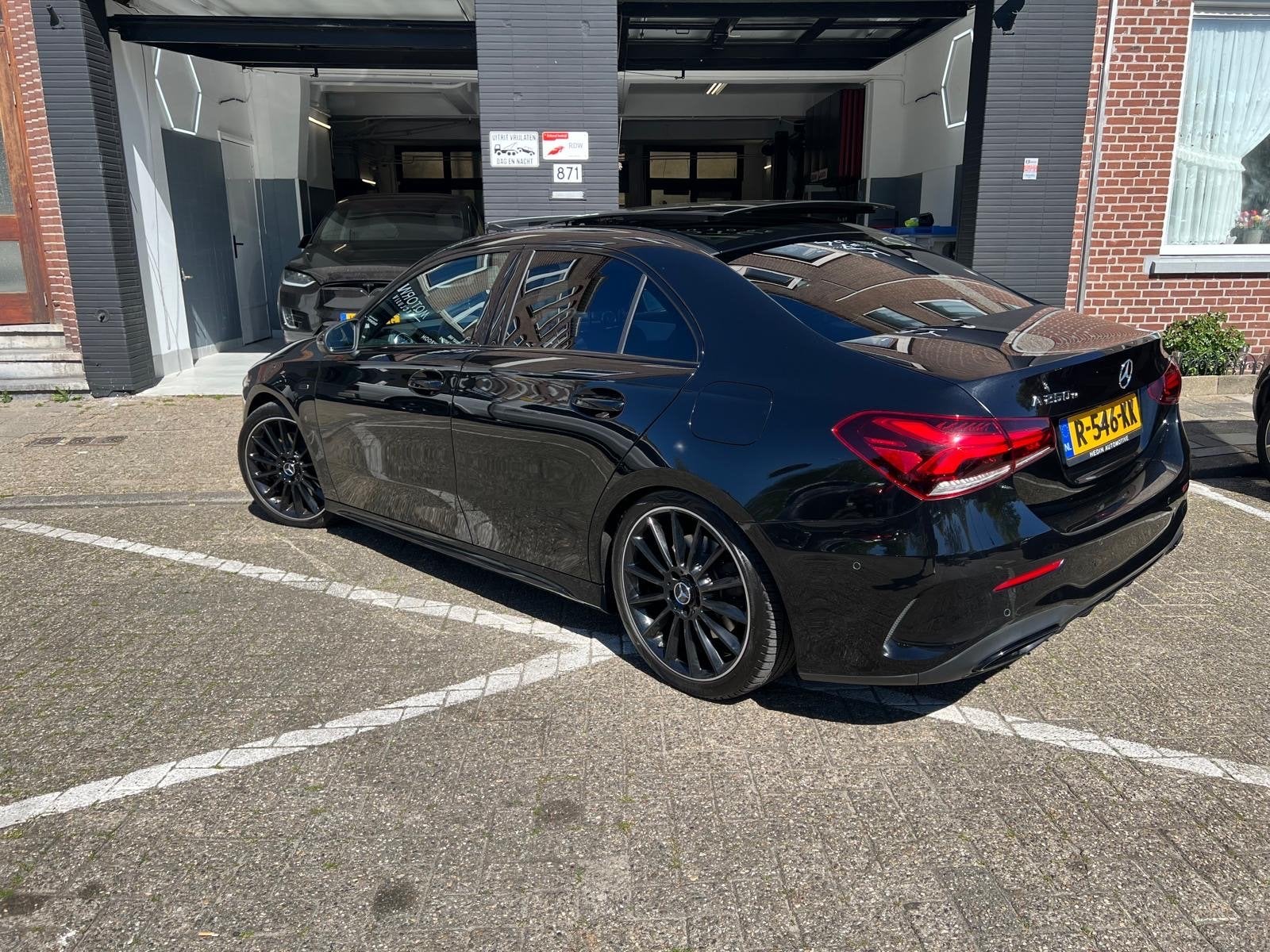 Pano Mercedes-Benz A250e met APK /GARANTIE!, Auto's, 160 pk, Zwart, Plug-in hybride, 1600 kg