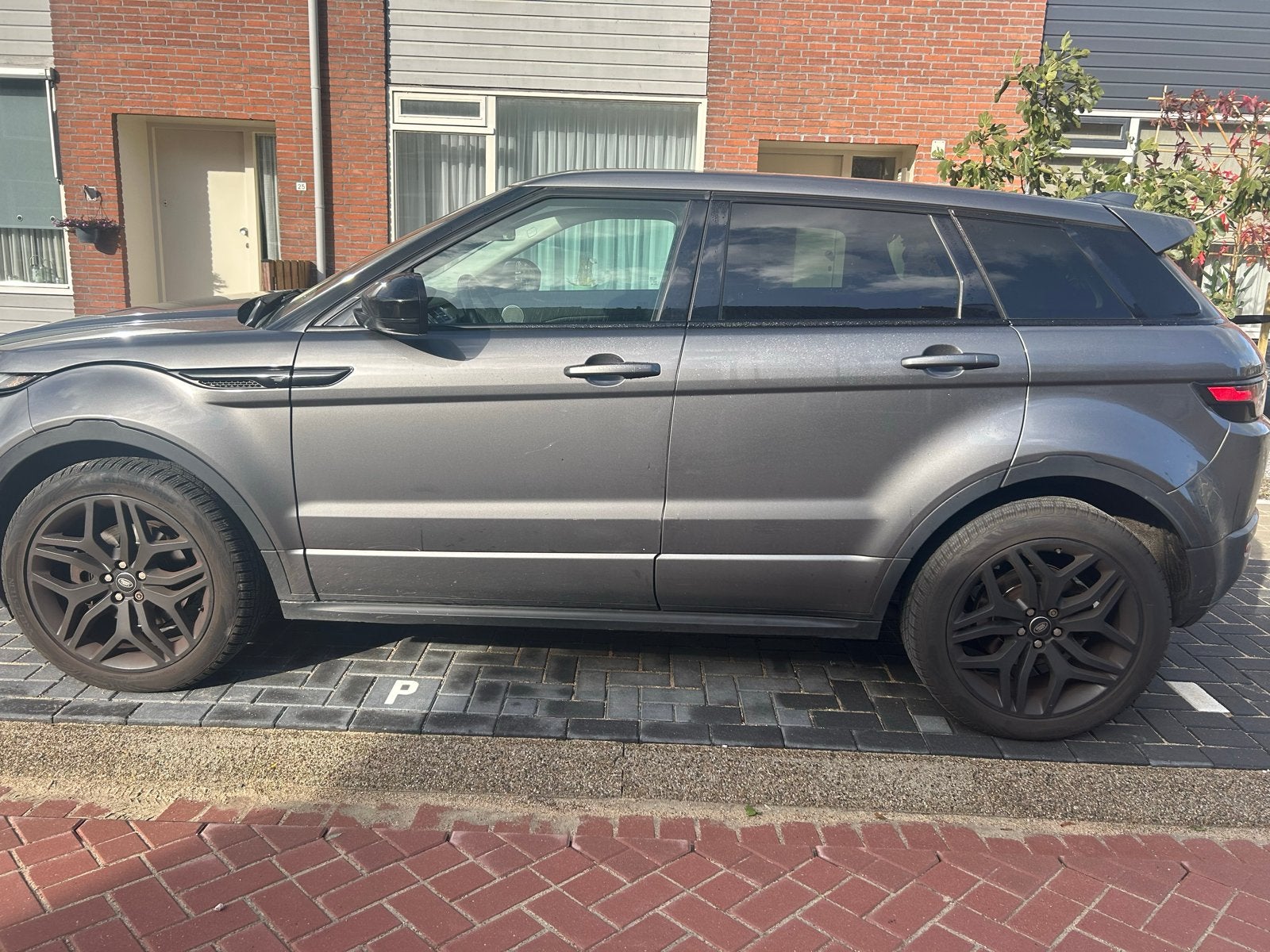 Land Rover Range Rover Evoque 2.0 SI4 4WD AUT 2017 Grijs, 1800 kg, 4 cilinders, Bi-Xenon koplampen, Leder