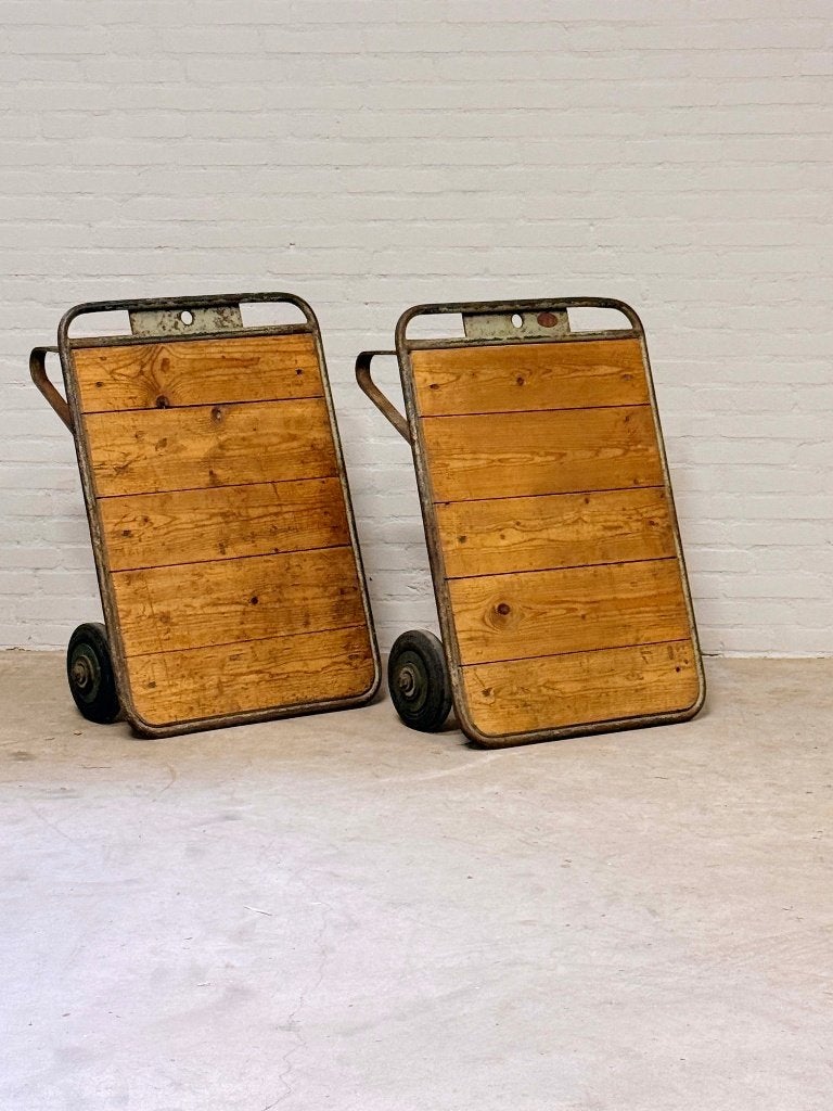 Twee vintage transportkarren (jaren '60), Ophalen